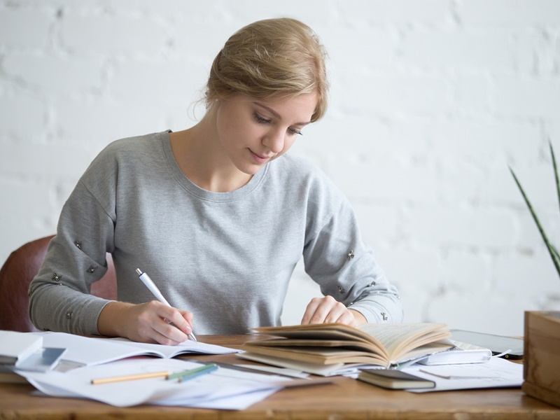 Từ vựng và ngữ pháp là một trong những kiến thức cơ bản cần nắm được trước khi tự học IELTS