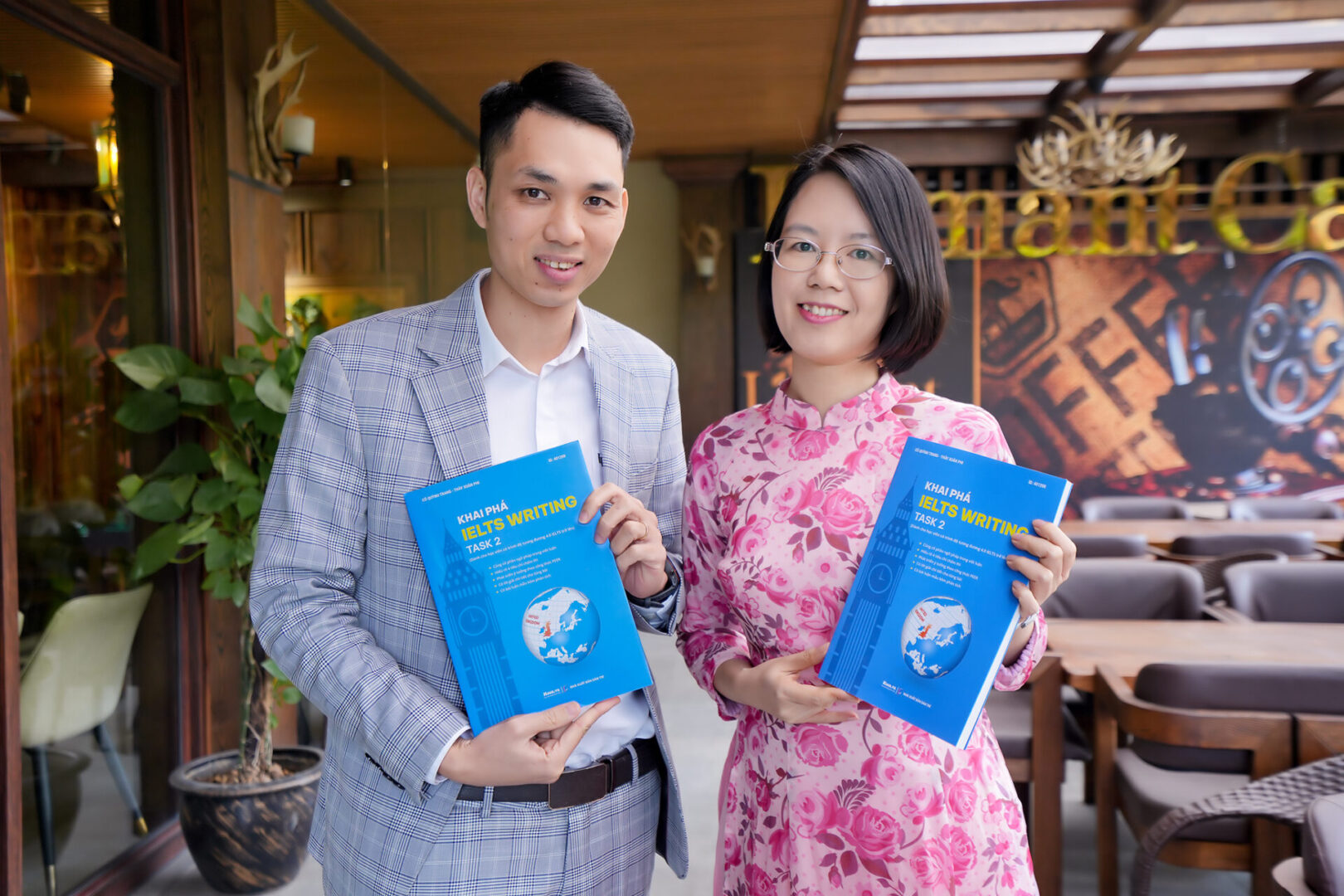 Thầy Xuân Phi và cô Quỳnh Trang - tác giả cuốn sách Khai phá IELTS Writing Task 2